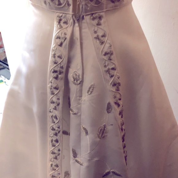 Silver leaf White Wedding/ Ball Gown wTrain - Picture 2 of 6